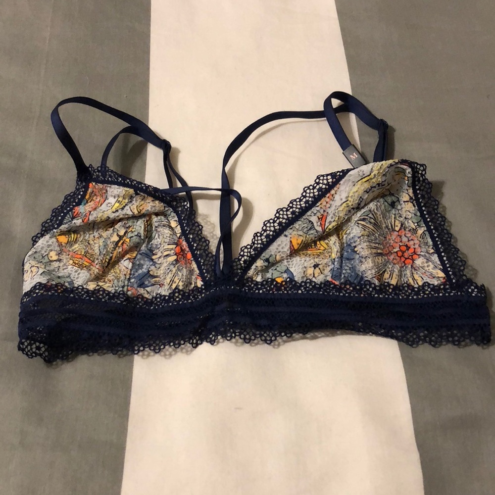 Victoria’s Secret strappy lace bralette medium NWT